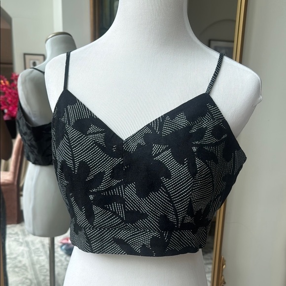 Universal Thread Tops - Universal Thread Black and white Linen Blend Floral Crop Top Size Medium